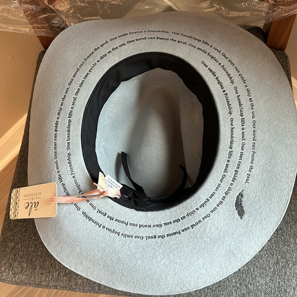 Ale by Alessandra NWT dove grey nirvana wool felt hat - Picture 2 of 5